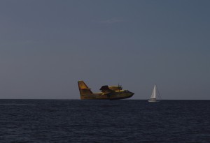 Löschflugzeug startet neben der SY Beluga