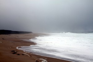 Aufgewühltes Wasser am Strand von Nazaré
