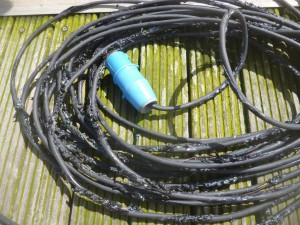 Verbranntes 220 V Kabel THO kokkino